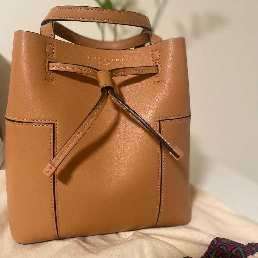 Tory Burch bucket bag with crossbody strap